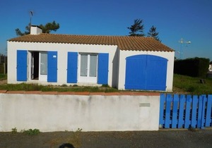Single-story house with garden, pets on request, near the beach