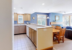 Ski-in/Ski-out Blue Mountain getaway with fireplace & small deck