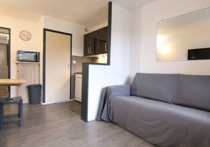 Ski-in/Ski-out 1BR Apartment for 5 in Alpe d'Huez, Pets Welcome, Balcony, Near Shops