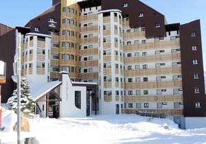 Ski-in/Ski-out 1BR Apartment for 5 in Alpe d'Huez, Pets Welcome, Balcony, Near Shops