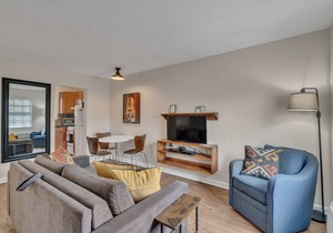 Sleep 6 Near Downtown Nashville!