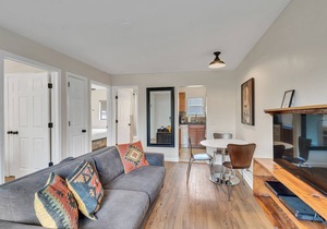 Sleep 6 Near Downtown Nashville!