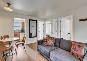 Sleep 6! One Mile From Broadway!