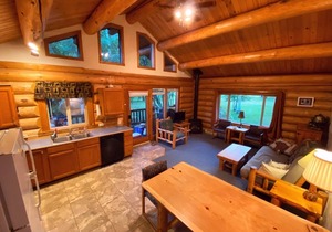 Sleeping Wolf Cabin: 2BR w/ski trail & river access, pool/hot tub, laundry