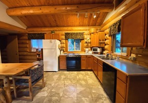 Sleeping Wolf Cabin: 2BR w/ski trail & river access, pool/hot tub, laundry