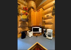 Sleeping Wolf Cabin: 2BR w/ski trail & river access, pool/hot tub, laundry