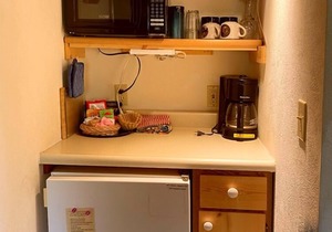 Sleeping Wolf Cabin: 2BR w/ski trail & river access, pool/hot tub, laundry