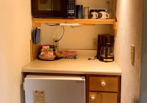 Sleeping Wolf Studio w/ski trail & river access, pool/hot tub