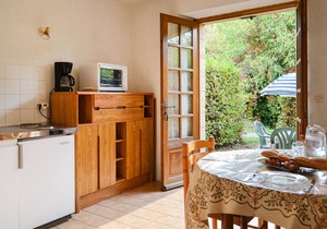 Small and neat cottage in Limeuil with room for 4 people.