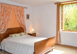 Small and neat cottage in Limeuil with room for 4 people.