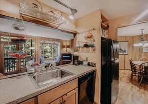 Snowater Condo #41 - A spacious condo with private sauna Wifi and a soaker tub