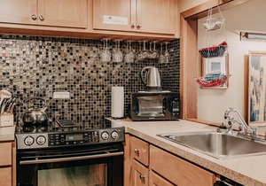 Snowater Condo #41 - A spacious condo with private sauna Wifi and a soaker tub