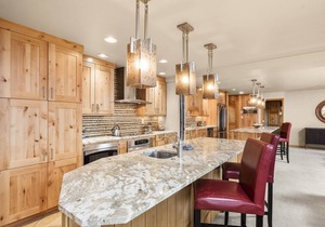 Snowmass Mountain Views! Spacious Condo w/Large Kitchen, 2 Living Rooms, Pool & Outdoor Hot Tub