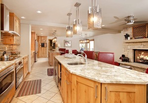 Snowmass Mountain Views! Spacious Condo w/Large Kitchen, 2 Living Rooms, Pool & Outdoor Hot Tub