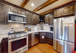 Sophisticated, dog-friendly condo in nature with fireplace - walk to village