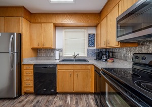 South Shore 3bd/Stunning Lake view, Mini-Golf, Pickle-ball, Tennis,& More