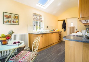 SOUTH STONETHWAITE COTTAGE, romantic, with open fire in Windermere