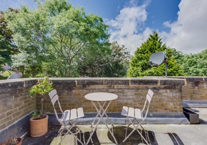 Spacious 1 Bed Apartment w/Terrace near Oval