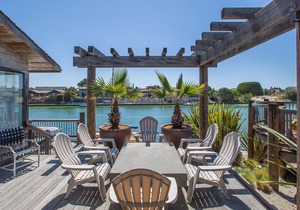 Spacious 3 bedroom home on Seadrift Lagoon