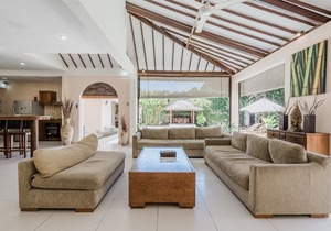 Spacious 4BR Villa In The HEART Of Seminyak! - Walking Distance to 'Eat Street'!