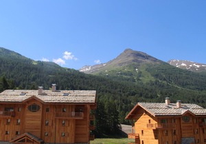 Spacious 6-person apartment at the slopes with parking and Wi-Fi