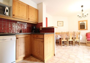 Spacious Apt for 6 at slopeside with Parking & WIFI