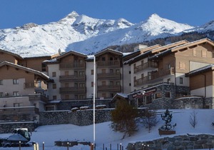 Spacious Apt for 6 at slopeside with Parking & WIFI