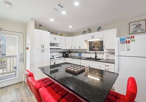 Spacious Beachside Complex Retreat with Pool & Gulf Views