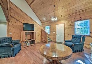 Spacious Cabin on Kentucky Lake with Large Deck!