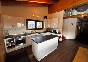 Spacious Chalet with outside Hot tub in 4Vallées ski resort in La Tzoumaz.