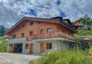 Spacious Chalet with outside Hot tub in 4Vallées ski resort in La Tzoumaz.
