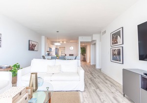 Spacious condo with beautiful water views | WIFI 100+ Mbps