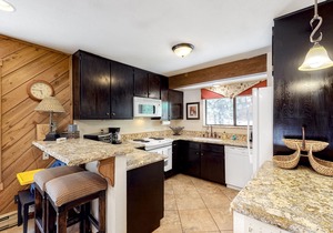 Spacious Condo with Pool & Hot Tub - Close to Huntington Lake & China Peak