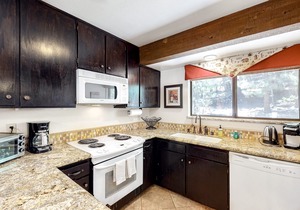 Spacious Condo with Pool & Hot Tub - Close to Huntington Lake & China Peak
