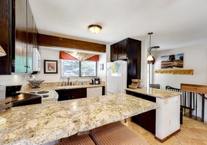 Spacious Condo with Pool & Hot Tub - Close to Huntington Lake & China Peak