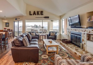 Spacious condo with pools, hot tub, & sandy beach access