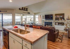 Spacious condo with pools, hot tub, & sandy beach access