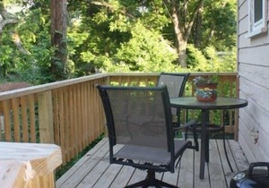 Spacious garage apartment in central historic Hyde Park
