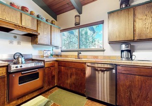 Spacious Home near The Village, Pool, Hot Tub & Game Room On-site
