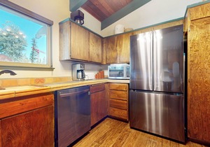 Spacious Home near The Village, Pool, Hot Tub & Game Room On-site