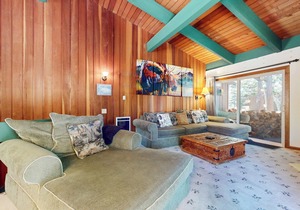 Spacious Home near The Village, Pool, Hot Tub & Game Room On-site