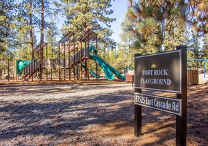 Spacious Home with A/C, Walk to Fort Rock Park, SHARC passes for 2022 - HOOD05