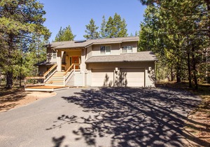 Spacious Home with A/C, Walk to Fort Rock Park, SHARC passes for 2022 - HOOD05