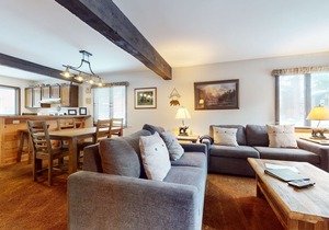 Spacious Homey Mountain Condo. Pool & Tennis Court On-site. Near Restaurants