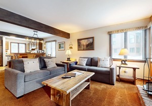 Spacious Homey Mountain Condo. Pool & Tennis Court On-site. Near Restaurants