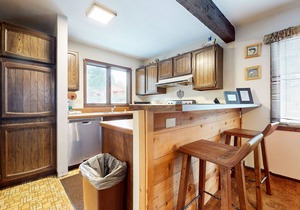Spacious Homey Mountain Condo. Pool & Tennis Court On-site. Near Restaurants