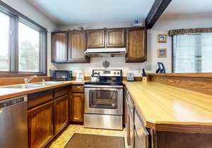 Spacious Homey Mountain Condo. Pool & Tennis Court On-site. Near Restaurants