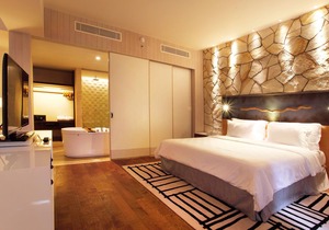 Spacious Modern Suite with Free Minibar Items (T Sand Suite7)
