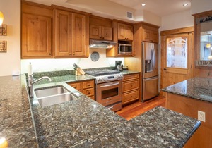 Spacious Pet Friendly Downtown Condo.Walking Distance to Everything!