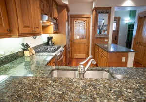 Spacious Pet Friendly Downtown Condo.Walking Distance to Everything!